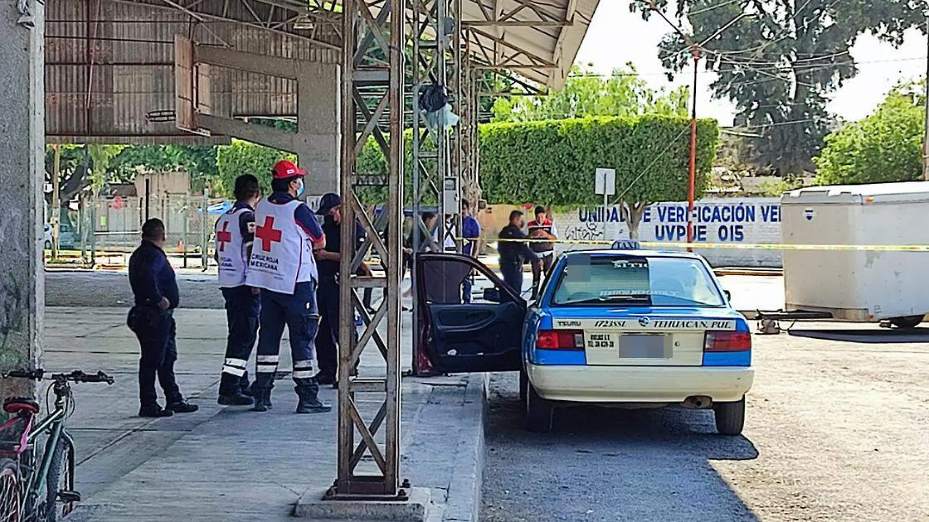 Un taxista fue hallado sin vida en vía pública aparentemente pudo haber broncoaspirado cuándo se encontraba dentro de su unidad